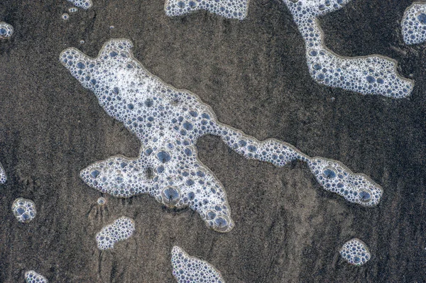 Eau de mer polluée sur la plage — Photo