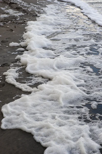 Água do mar poluída na praia — Fotografia de Stock