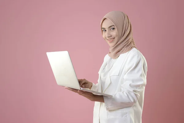 Mujer Musulmana Joven Trabaja Línea Por Ordenador Portátil Fondo Aislado —  Fotos de Stock