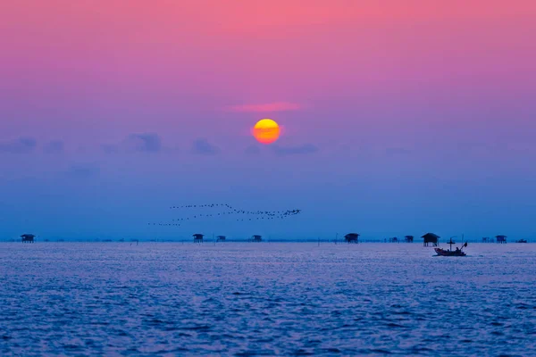 Рибалка Плавуче Село Океані Сході Сонця Ліцензійні Стокові Зображення
