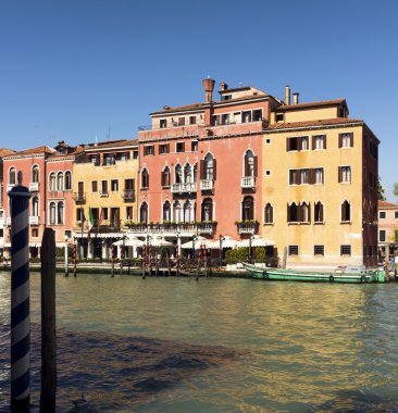Venice Kanalının güzel manzara. güneşli bir gün, yatay, tarihi evler, geleneksel tekneler ve renkli binalar. İtalya seyahat hedef doğal. ünlü Avrupa Birliği yerler