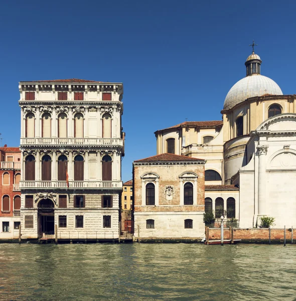 美丽的景色的威尼斯运河。阳光灿烂的日子景观与历史的房子，传统教会和多彩的建筑。意大利旅游目的地景区。著名的欧洲联盟地方 — 图库照片