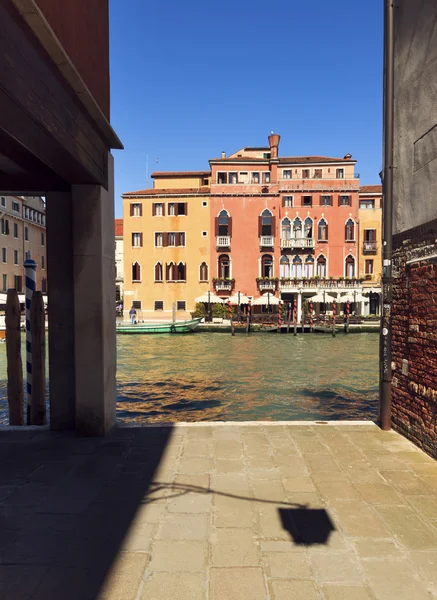 En vakker utsikt over Venice Canal. Et solrikt dagslandskap med historiske hus, tradisjonelle båter og fargerike bygninger. Italia reiser på reisemål. kjente EU-steder – stockfoto