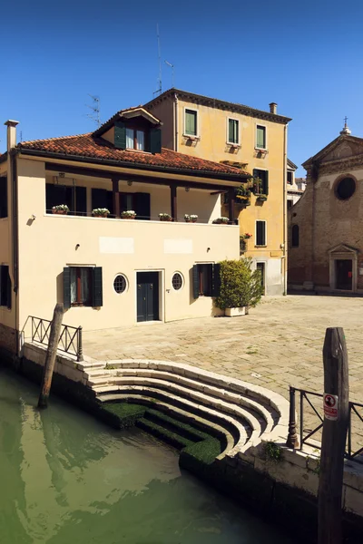 Vacker utsikt över Venedigs Canal och antika pier. solig dag landskap med historiska hus, traditionella kyrkan och torget. Italien resmål natursköna. berömda Europeiska unionen place — Stockfoto