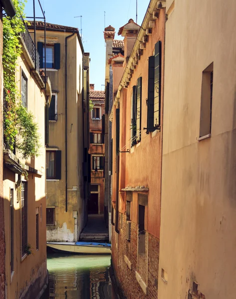 Hermosa vista del estrecho Canal de Venecia y muelle antiguo. paisaje urbano de día soleado con casas históricas y barco tradicional. Italia viaje destino escénico. famoso lugar de la Unión Europea —  Fotos de Stock