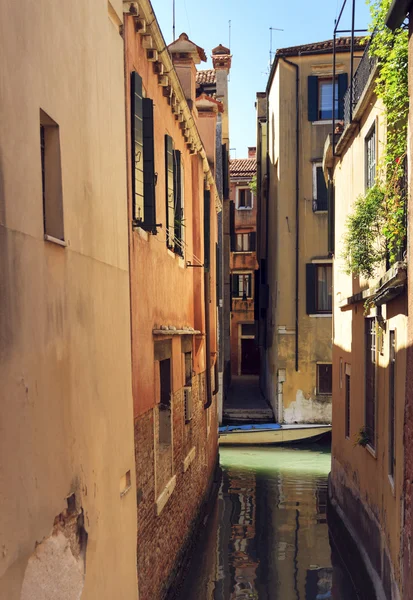 Hermosa vista del estrecho Canal de Venecia y muelle antiguo. paisaje urbano de día soleado con casas históricas y barco tradicional. Italia viaje destino escénico. famoso lugar de la Unión Europea —  Fotos de Stock