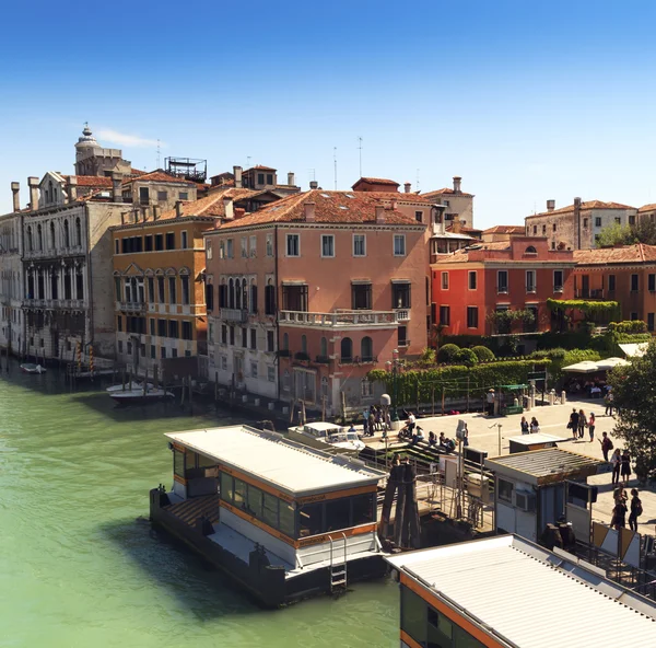 Hermosa vista del Gran Canal de Venecia. paisaje de día soleado con casas históricas, barcos tradicionales de góndola y edificios coloridos. Italia viaje destino escénico. lugares famosos de la Unión Europea —  Fotos de Stock