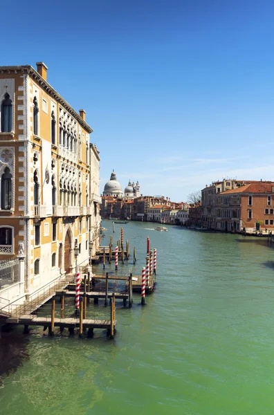 Prachtig uitzicht van Venetië Canal Grande. zonnige dag landschap met historische huizen, traditionele gondel boten en kleurrijke gebouwen. romantische Italië reisbestemming schilderachtige. bekende plaatsen van de Europese Unie — Stockfoto