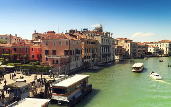 Hermosa vista del Gran Canal de Venecia. paisaje de día soleado con casas históricas, barcos tradicionales de góndola y edificios coloridos. romántico Italia viaje destino escénico. lugares famosos de la Unión Europea —  Fotos de Stock