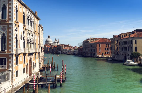 Vacker utsikt av Venedigs Canal Grande. solig dag landskap med historiska hus, traditionella gondol båtar och färgglada byggnader. romantiska Italien resa destination natursköna. berömda platser som Europeiska unionen — Stockfoto