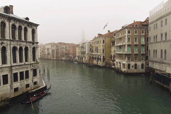 Венецианский канал в тумане — стоковое фото