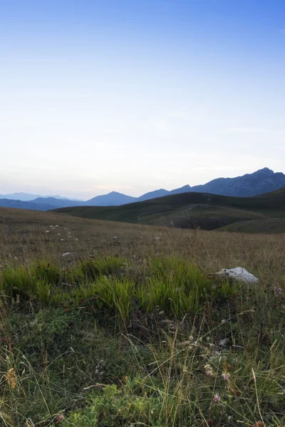 Apennines mountain range near Assergi, Italy. evening view of beautiful highland meadows. Gran Sasso natural reserve landscape — Stock Photo, Image