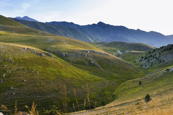 Apennines mountain range near L'Aquila city, Italy. morning view of beautiful valley. Gran Sasso natural reserve landscape — Stockfoto