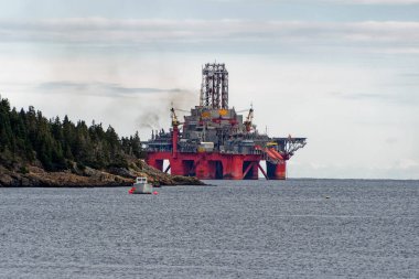 Derin su sondaj kulesi, bir keşif kuyusu, Newfoundland ve Labrador, Kanada 'nın bitiminden sonra kıyıya yakın demirlemiştir..