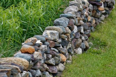 Bir kaya çiti uzun ve kısa otları ayırır..