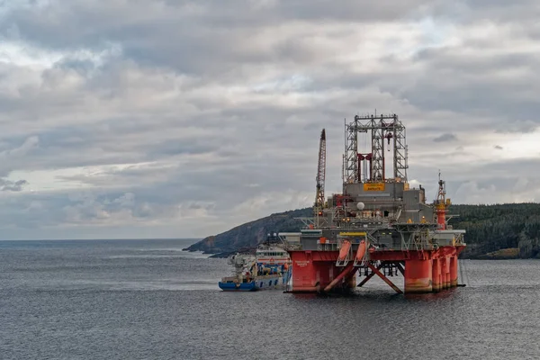 Una Piattaforma Petrolifera Offshore Con Nave Rifornimento Sotto Cielo Grigio — Foto Stock
