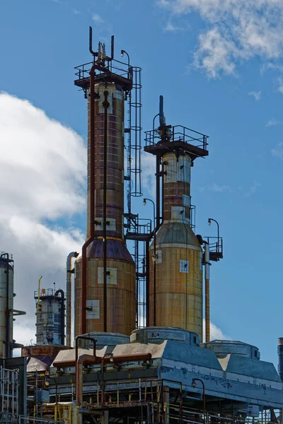 Secties Van Een Oude Industriële Olieraffinaderij Die Hun Ouderdom Roest — Stockfoto