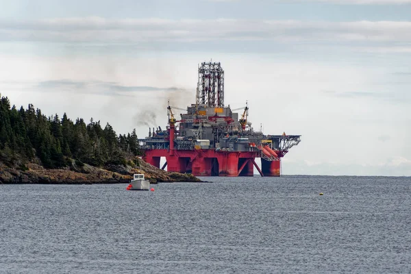 Tiefwasserbohrplattform Liegt Nach Abschluss Einer Explorationsbohrung Küstennähe Neufundland Und Labrador lizenzfreie Stockbilder