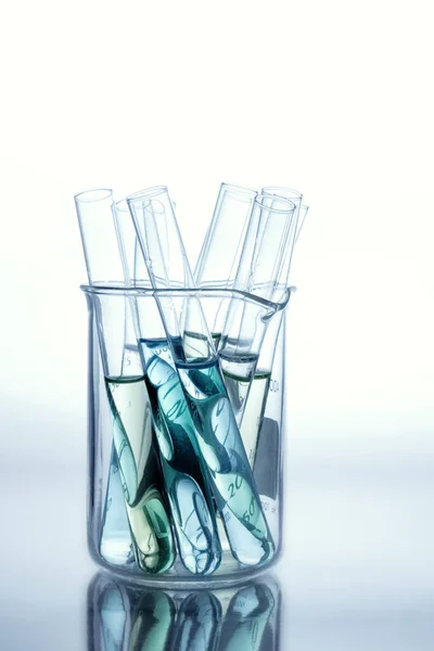 Glazen Reageerbuis Met Verschillende Gekleurde Oplossingen Een Bekerglas — Stockfoto
