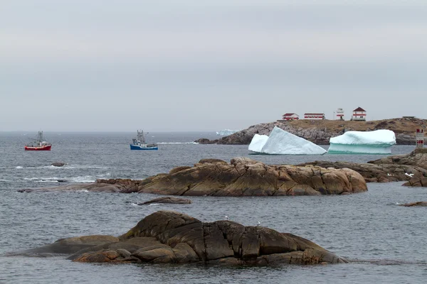 Rybářský člun a ledovce — Stock fotografie