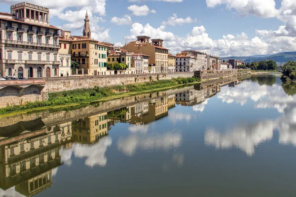 Fiume Arno yapı yansımalar