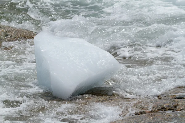 Kayalar üzerine yıkanmış buz — Stok fotoğraf