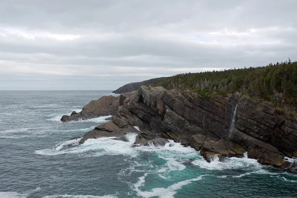 L'océan Atlantique rencontre le littoral de Terre-Neuve — Photo