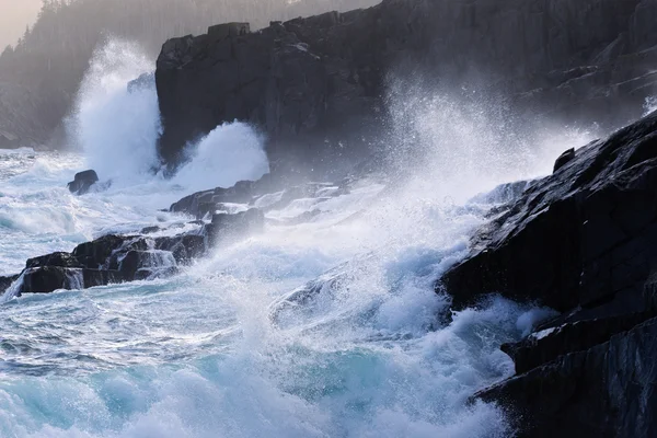 Ondas a bater na costa — Fotografia de Stock