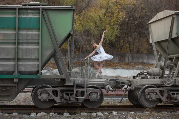 Bailarina entre vagões de mercadorias — Fotografia de Stock