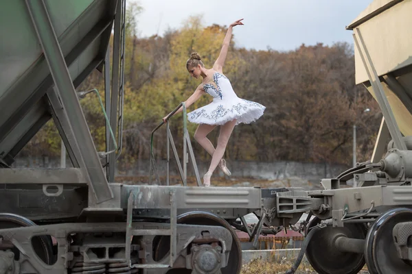 Balerina między wagonami towarowym — Zdjęcie stockowe