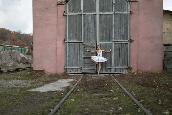 Ballerina im weißen Tutu — Stockfoto