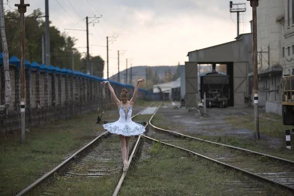 Bailarina em carris — Fotografia de Stock