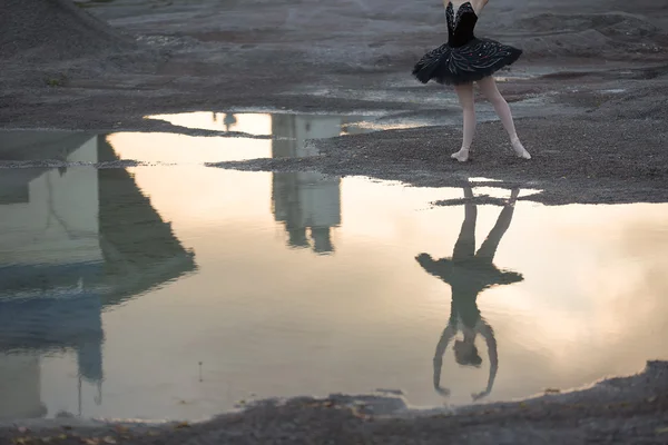 Bailarina em cascalho — Fotografia de Stock