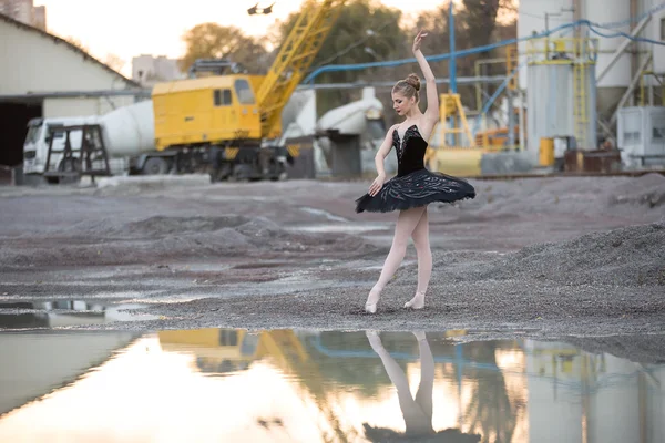 Bailarina em cascalho — Fotografia de Stock