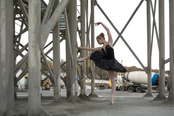 Ballerina im schwarzen Tutu — Stockfoto