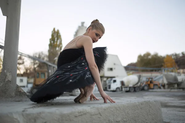 Ballerina im schwarzen Tutu — Stockfoto