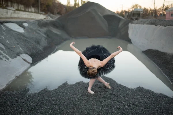 Ballerina su ghiaia — Foto Stock