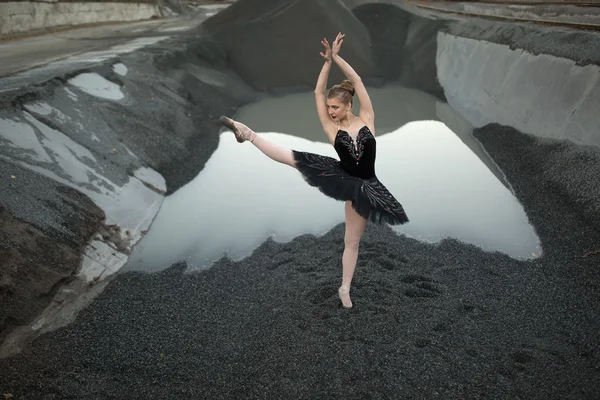 Ballerina på grus — Stockfoto