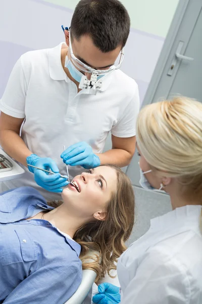 หมอฟันตรวจฟันคนไข้ในหมอฟัน . — ภาพถ่ายสต็อก