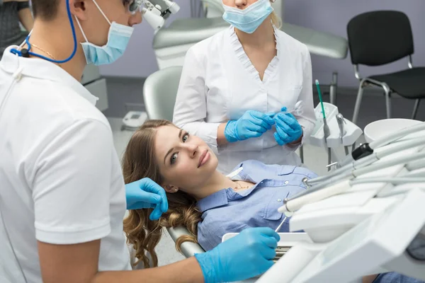 Dentysta badający zęby pacjenta u dentysty. — Zdjęcie stockowe