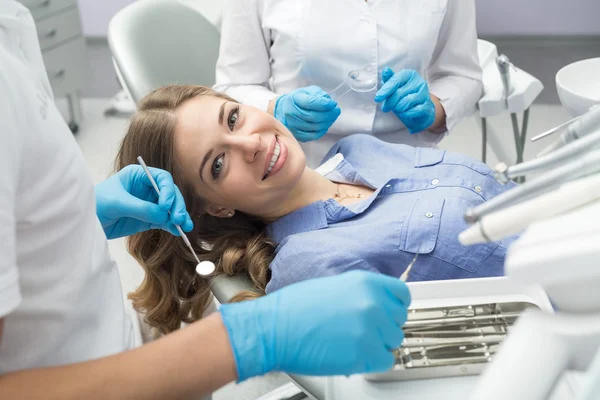 Zahnarzt untersucht beim Zahnarzt. — Stockfoto