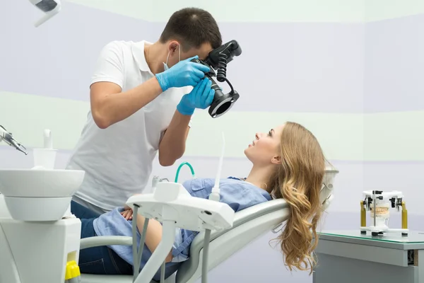 Tandarts met camera en patiënt — Stockfoto