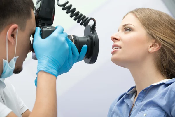 Tandarts met camera en patiënt — Stockfoto