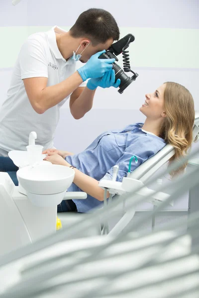 Zubař s kamerou a pacient — Stock fotografie