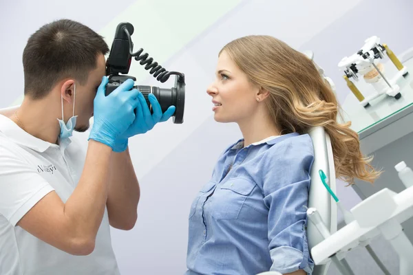 Tandarts met camera en patiënt — Stockfoto