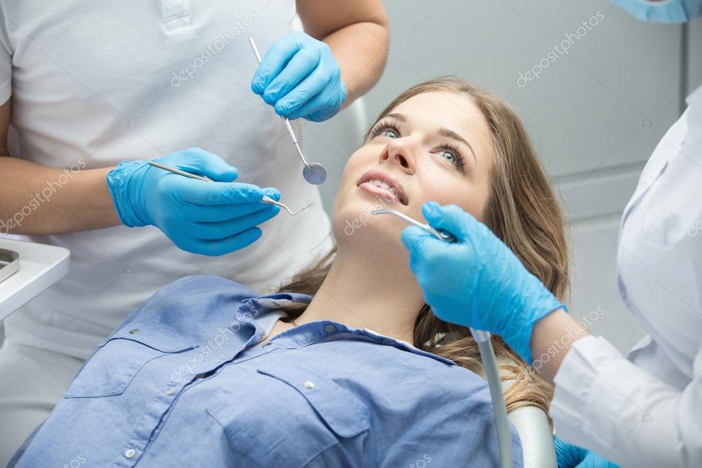 Dentiste Examinant Un Patient Dents Chez Le Dentiste Image Libre De Droit Par Bezikus C