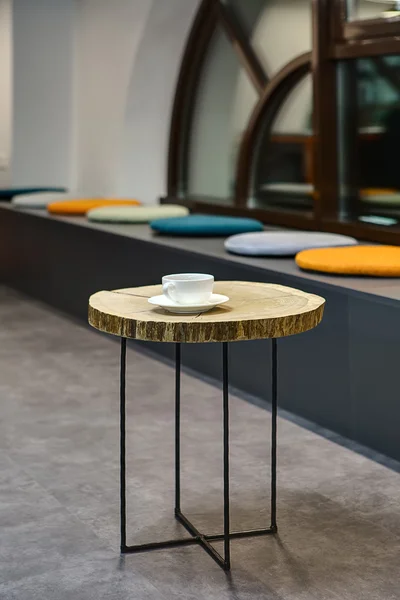 컵이 있는 테이블 — 스톡 사진