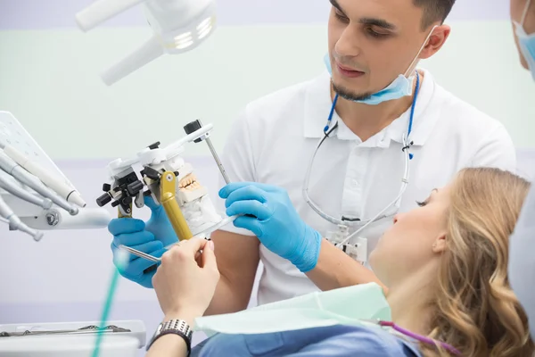 Clinique dentaire moderne, jeune dentiste travaillant — Photo