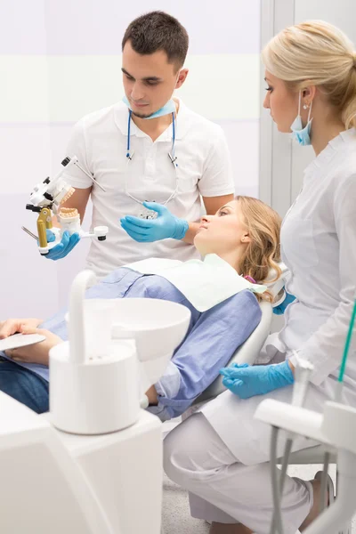 Moderne tandheelkundige kliniek, jonge tandarts werken — Stockfoto