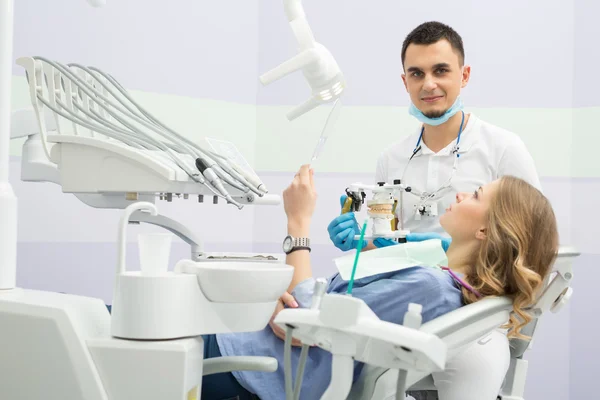 Clínica dental moderna, joven dentista trabajando — Foto de Stock